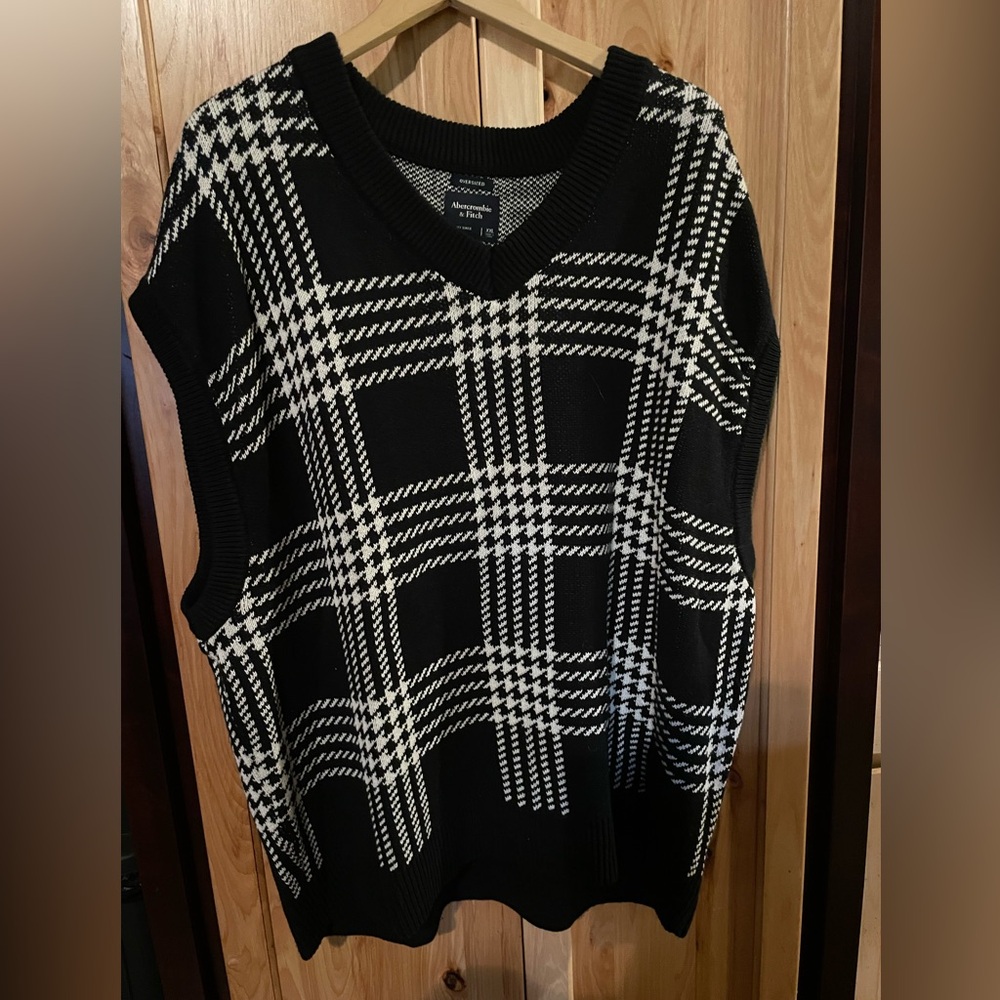 Abercrombie & Fitch Men’s Sweater vest. XXL Black and white plaid.